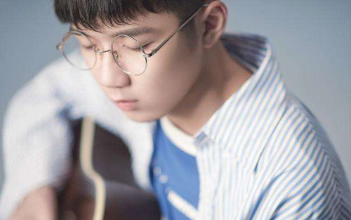 长大吉他谱 E调六线谱_芃文琴行音乐编配_钟易轩