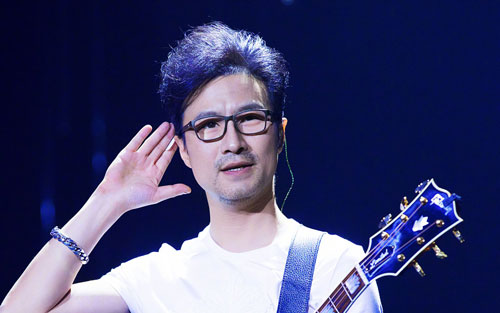 在雨中吉他谱 F调六线谱_扫弦版_汪峰
