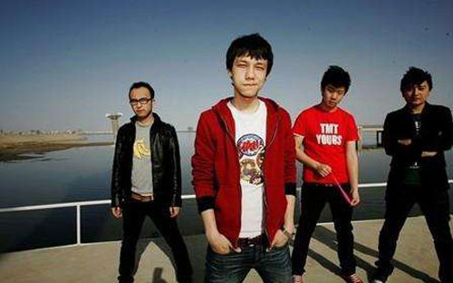 一个人的电影吉他谱 E调_音艺吉他编配_小熊饼干乐队
