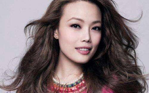 这么近那么远吉他谱 A调六线谱_女生版_容祖儿