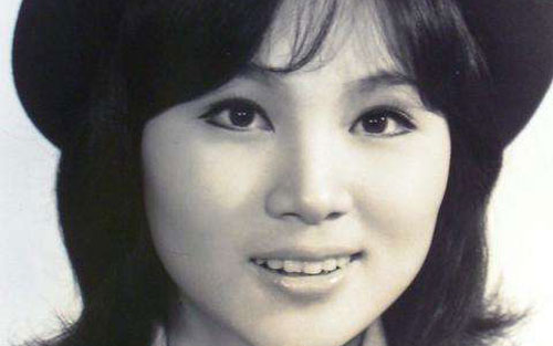 掌声响起吉他谱 A调女生版_阿潘音乐工场编配_凤飞飞