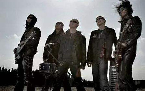 爱着谁吉他谱 G调六线谱_八戒乐器编配_指南针乐队