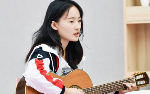 我们能够看到张钰琪强大的音乐实力,在这首歌曲之中,张钰琪独特的嗓音