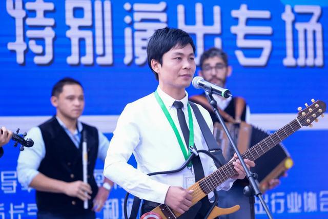 阿杜人生中的第一把吉他