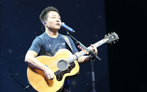 漫步吉他谱 C调附演示_完形吉他编配_许巍