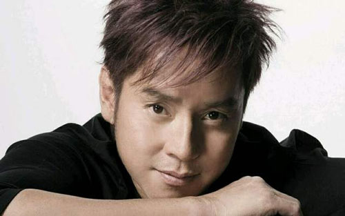 这首《朋友》是谭咏麟演唱的一首粤语歌曲,该曲是电影《龙兄虎弟》的