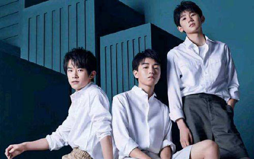 《青春修炼手册》尤克里里谱弹唱版 A调六线谱_男生版_TFBOYS