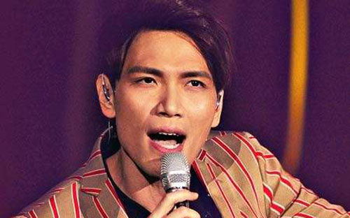 《越过山丘》尤克里里谱弹唱版 A调六线谱_小鱼吉他屋编配_杨宗纬