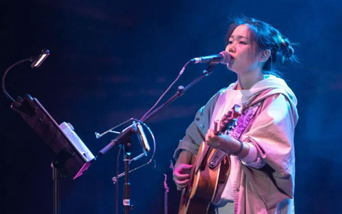 《出山》王胜男和花粥作词,作曲的民谣歌曲.