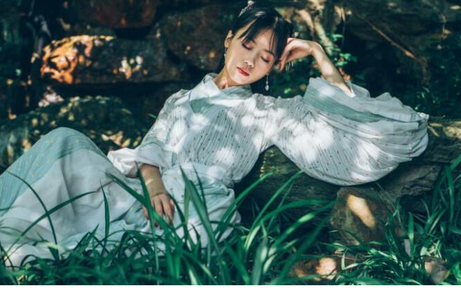 《意难平》尤克里里谱弹唱版 F调六线谱_闲识音学社编配_银临