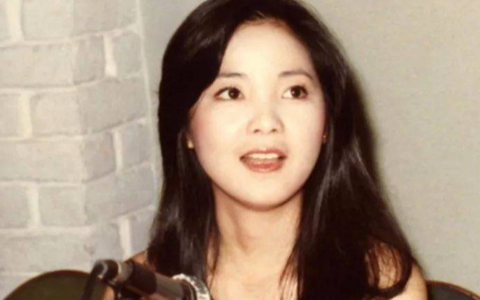 《小城故事》尤克里里谱弹唱版 C调六线谱_闲识音学社编配_邓丽君