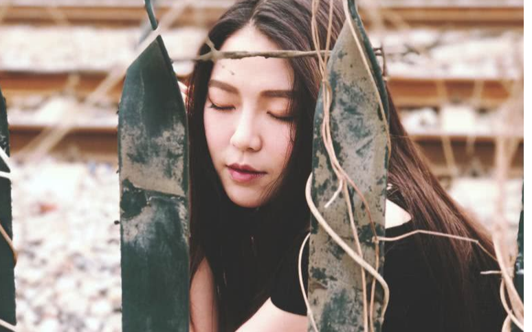 《侧脸》尤克里里谱弹唱版 F调和弦谱_小小凤工作室编配_于果