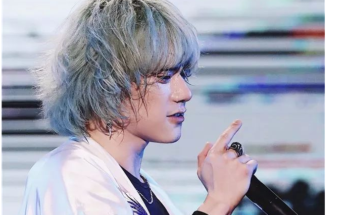 《像暗杀似的绕到背后突然拥抱你》尤克里里谱弹唱版 G调和弦谱_桃子鱼仔编配